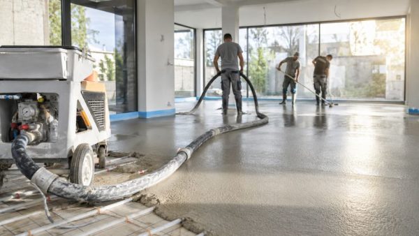 Execuție profesională de sapa mecanizata într-o construcție modernă din București