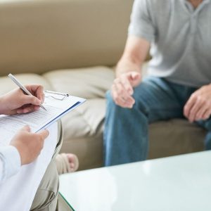 Medic psihiatru discutând cu un pacient în timpul unei consultații pentru evaluarea simptomelor într-o clinica psihiatrie Bucuresti