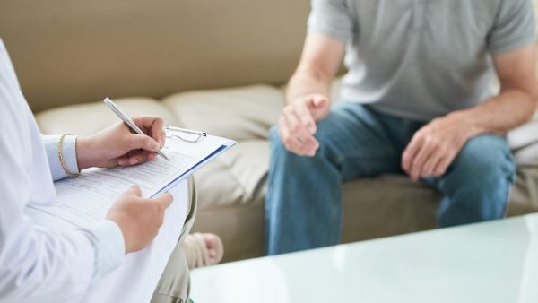 Medic psihiatru discutând cu un pacient în timpul unei consultații pentru evaluarea simptomelor într-o clinica psihiatrie Bucuresti