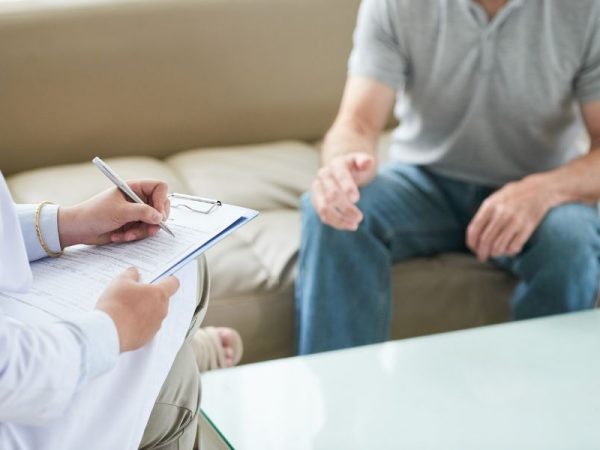 Medic psihiatru discutând cu un pacient în timpul unei consultații pentru evaluarea simptomelor într-o clinica psihiatrie Bucuresti