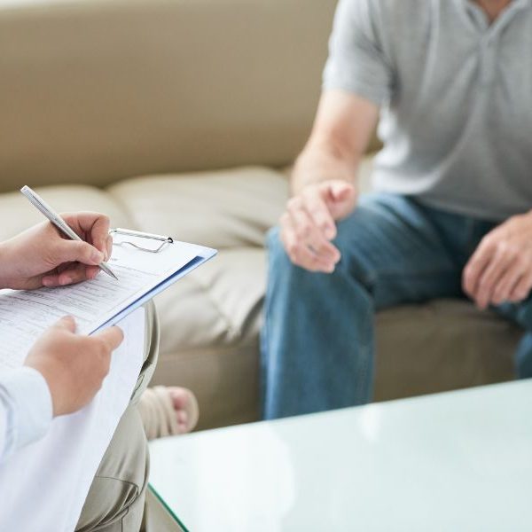 Medic psihiatru discutând cu un pacient în timpul unei consultații pentru evaluarea simptomelor într-o clinica psihiatrie Bucuresti