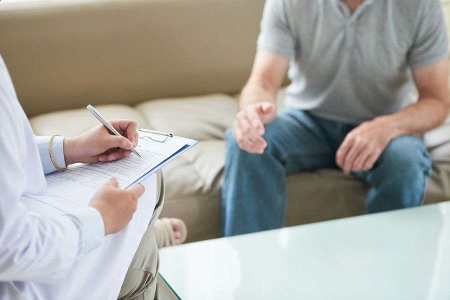 Medic psihiatru discutând cu un pacient în timpul unei consultații pentru evaluarea simptomelor într-o clinica psihiatrie Bucuresti
