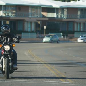 motociclist care poarta ghete moto