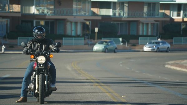 motociclist care poarta ghete moto