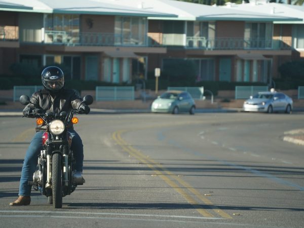 motociclist care poarta ghete moto